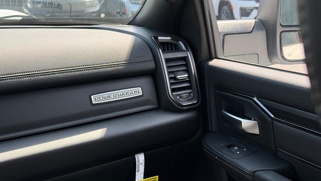Ram 2500 Vehicle Full-screen Gallery Image 12