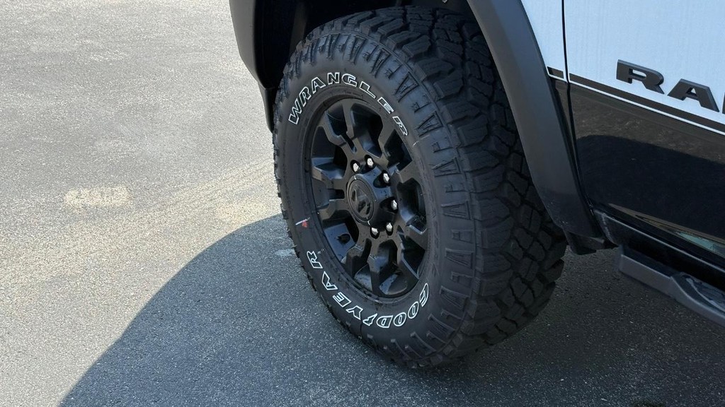 Ram 2500 Vehicle Full-screen Gallery Image 13
