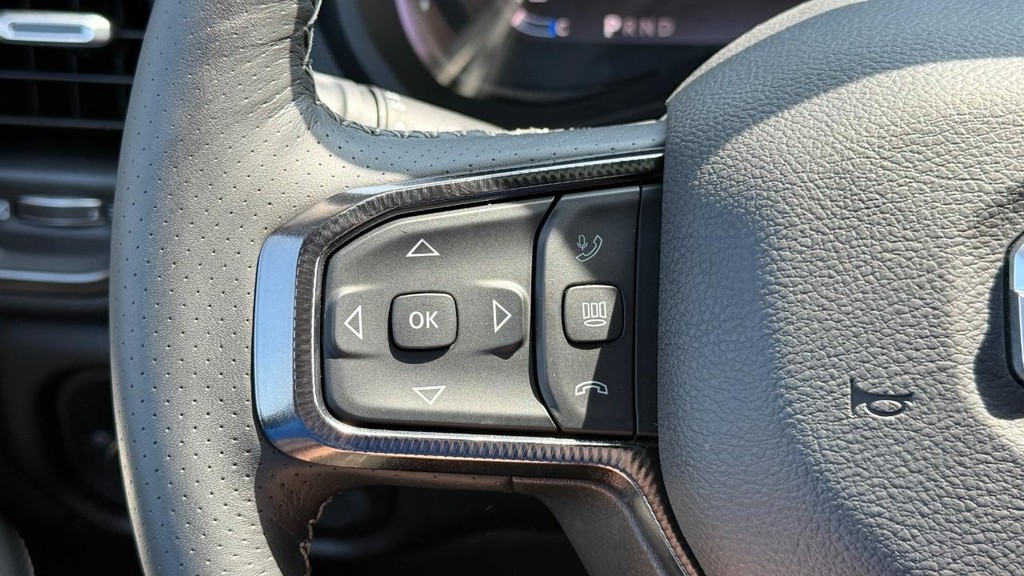 Ram 2500 Vehicle Full-screen Gallery Image 14