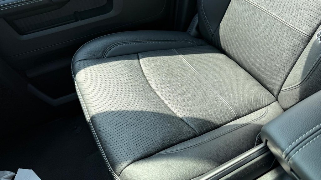 Ram 2500 Vehicle Full-screen Gallery Image 19