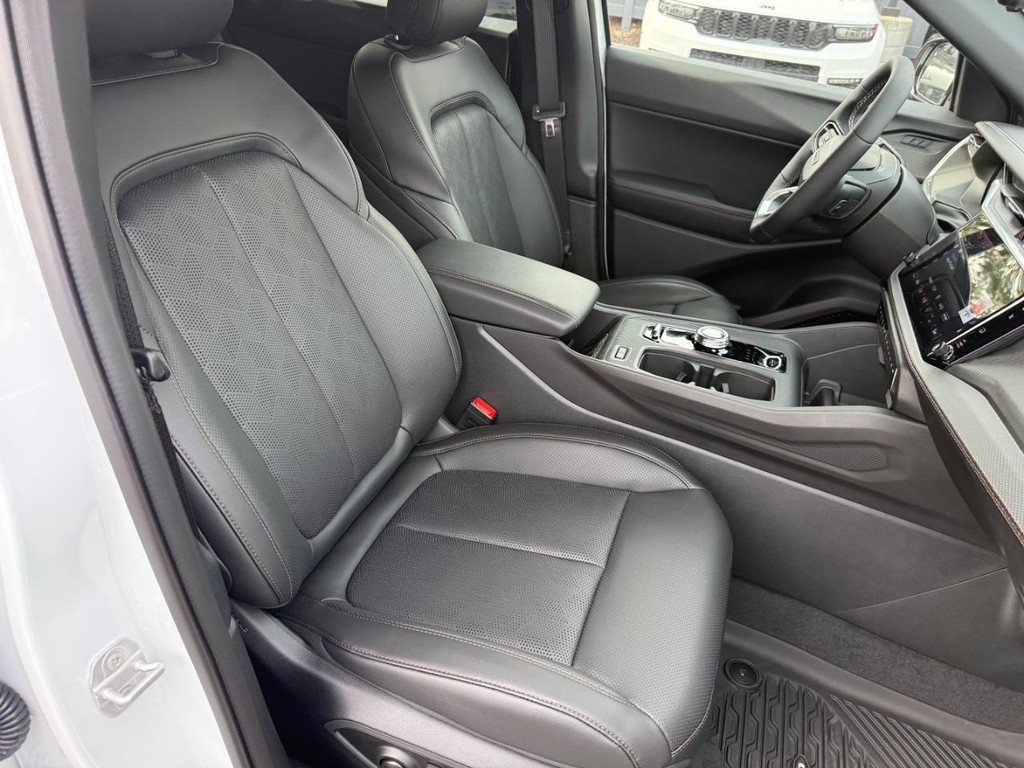 Jeep Cherokee Vehicle Full-screen Gallery Image 05