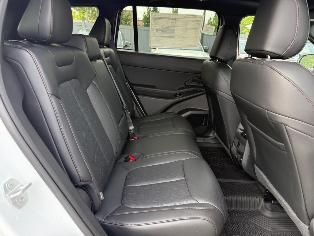 Jeep Cherokee Vehicle Full-screen Gallery Image 06