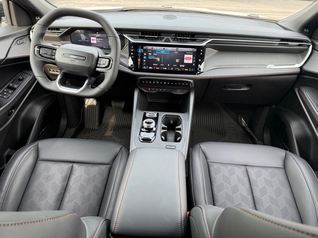 Jeep Cherokee Vehicle Full-screen Gallery Image 07