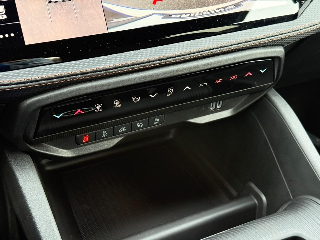 Jeep Cherokee Vehicle Full-screen Gallery Image 17