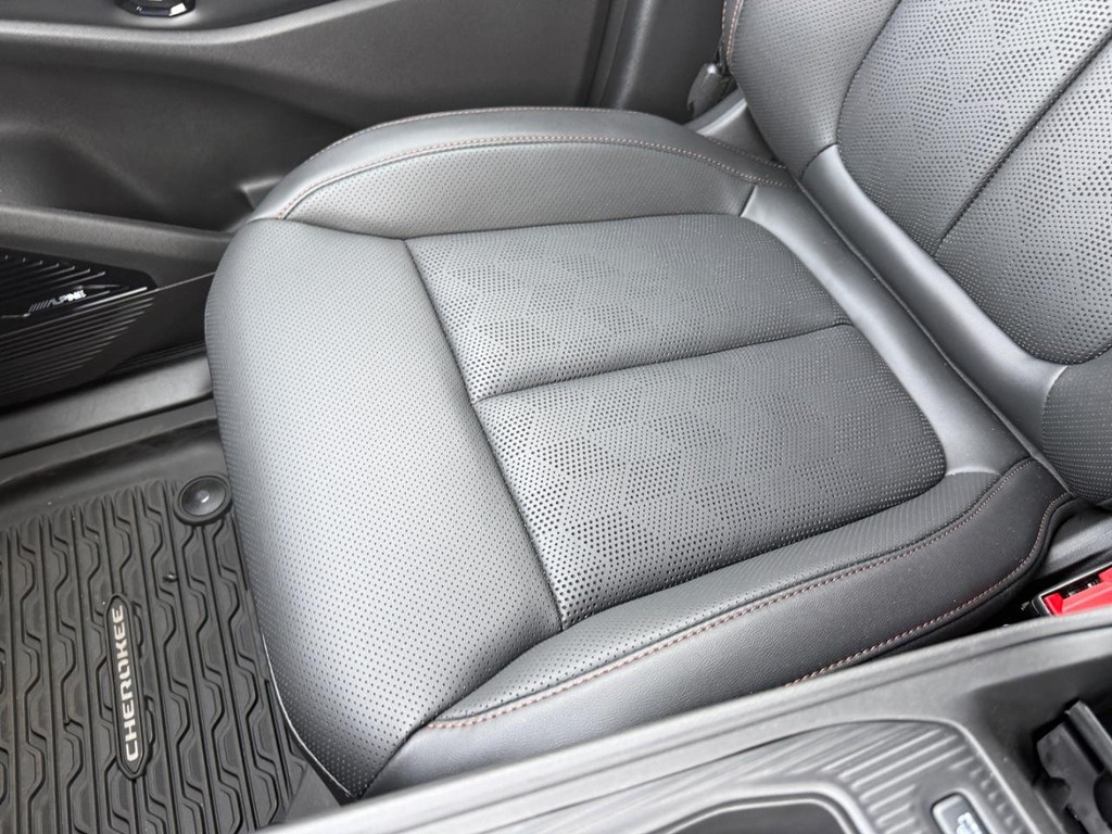 Jeep Cherokee Vehicle Full-screen Gallery Image 18