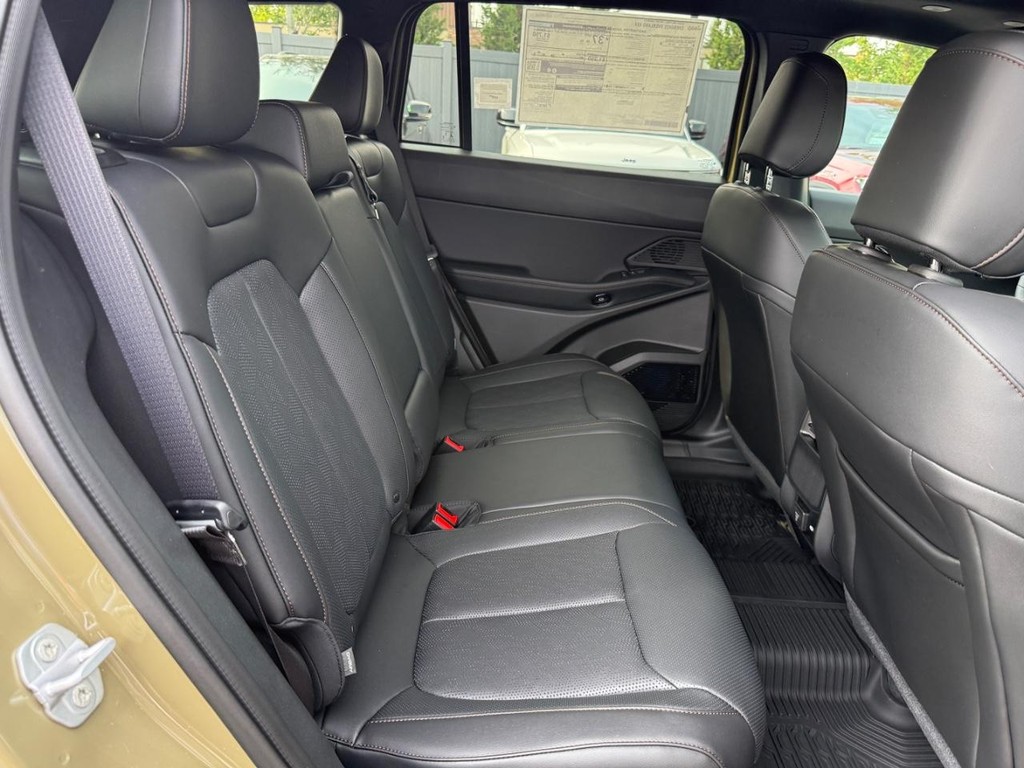 Jeep Cherokee Vehicle Full-screen Gallery Image 06