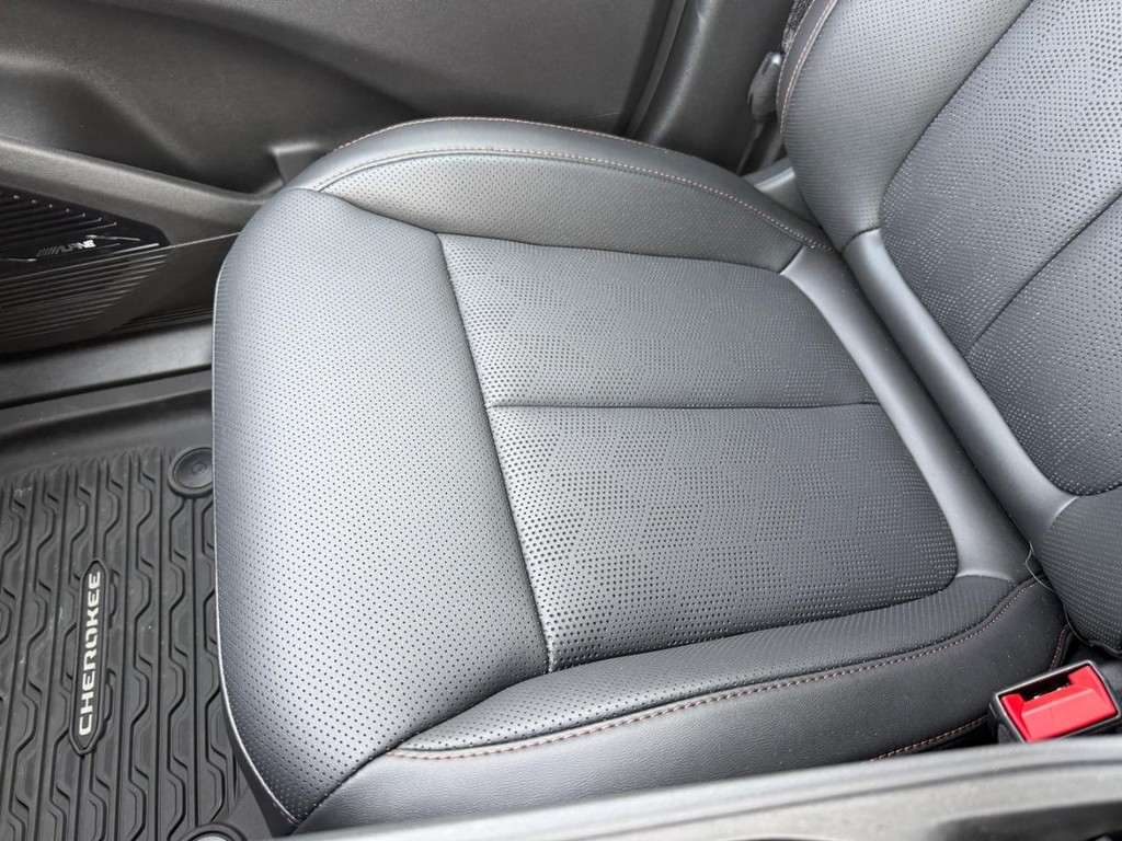 Jeep Cherokee Vehicle Full-screen Gallery Image 18