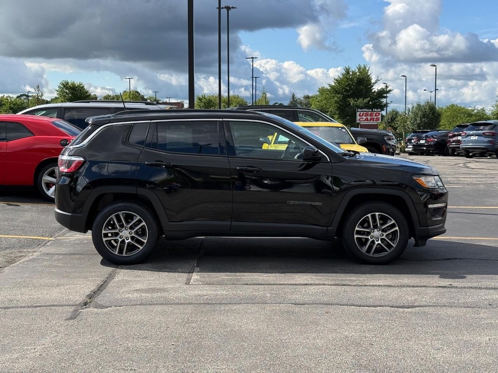 Jeep Compass Vehicle Full-screen Gallery Image 02