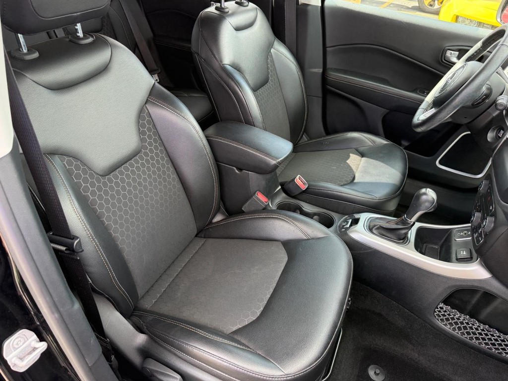 Jeep Compass Vehicle Full-screen Gallery Image 06