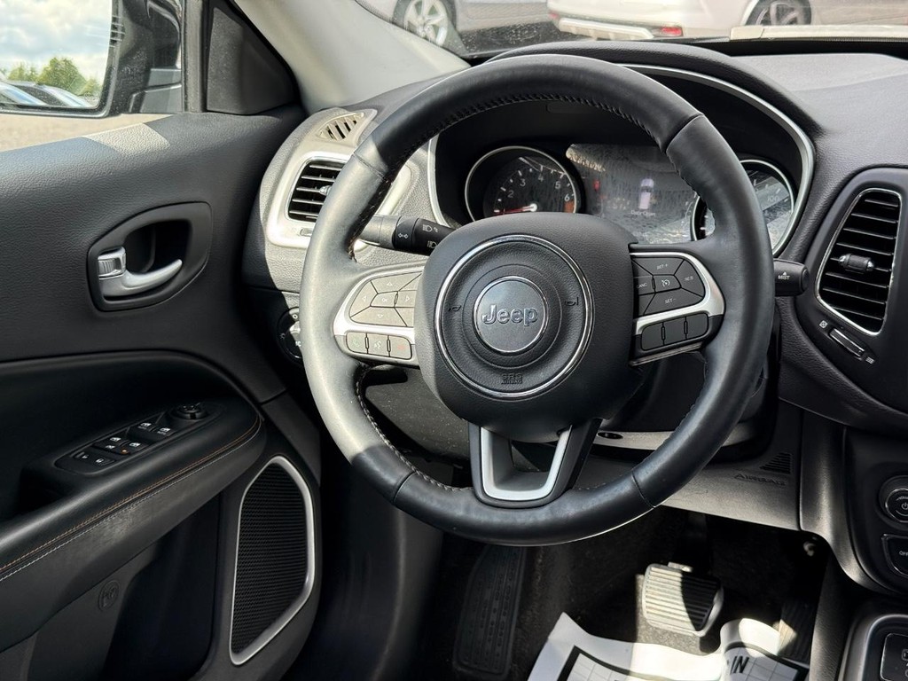 Jeep Compass Vehicle Full-screen Gallery Image 11