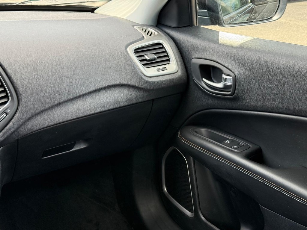 Jeep Compass Vehicle Full-screen Gallery Image 12