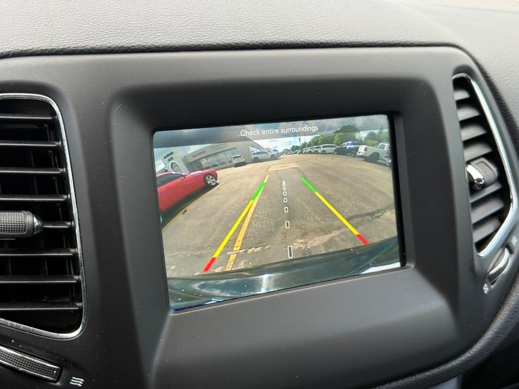 Jeep Compass Vehicle Full-screen Gallery Image 17