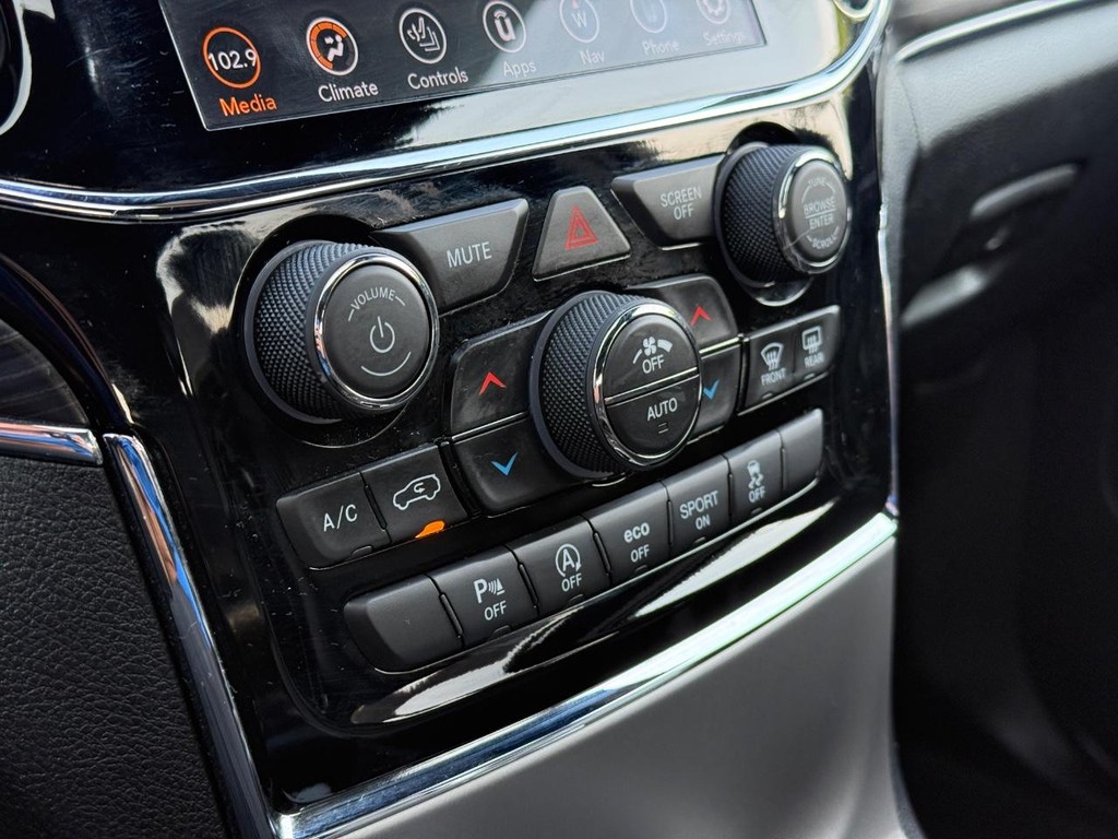 Jeep Grand Cherokee Vehicle Full-screen Gallery Image 19