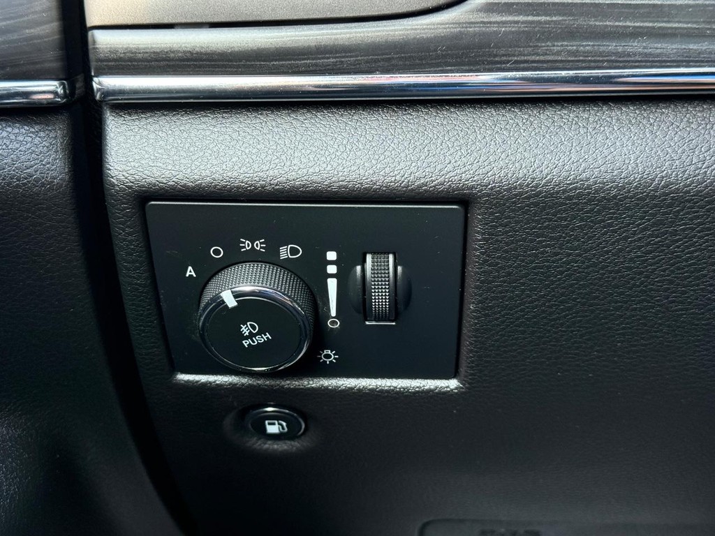 Jeep Grand Cherokee Vehicle Full-screen Gallery Image 20