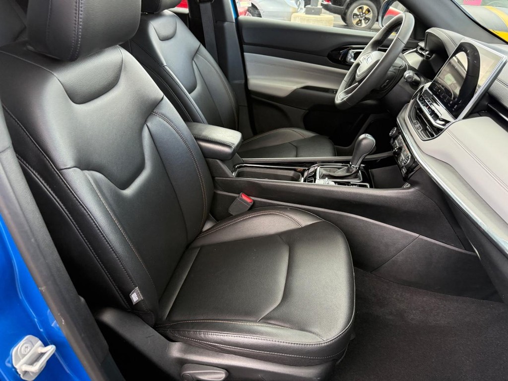 Jeep Compass Vehicle Full-screen Gallery Image 06