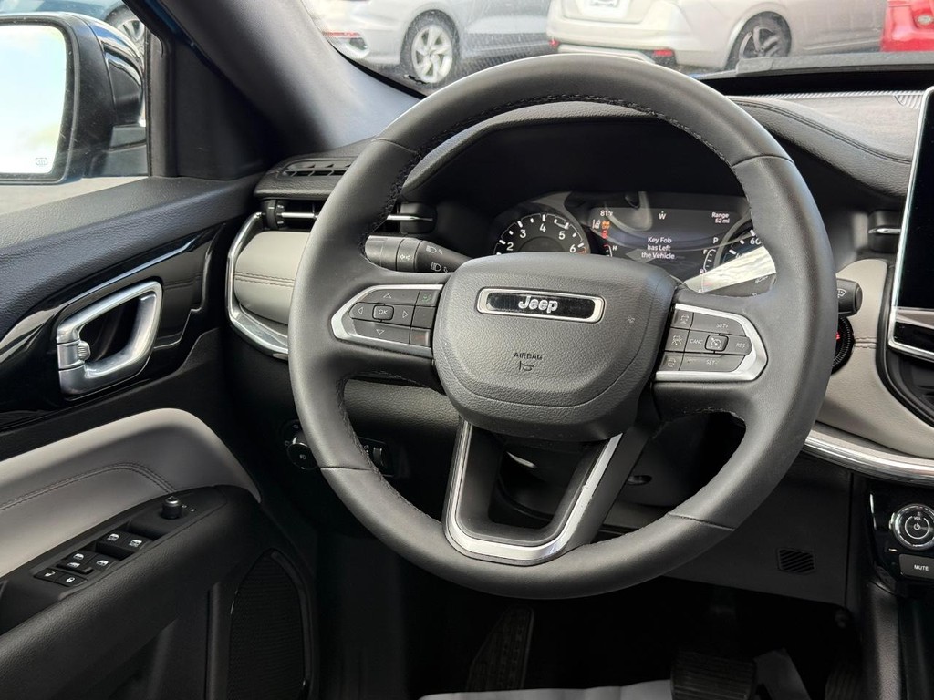 Jeep Compass Vehicle Full-screen Gallery Image 11