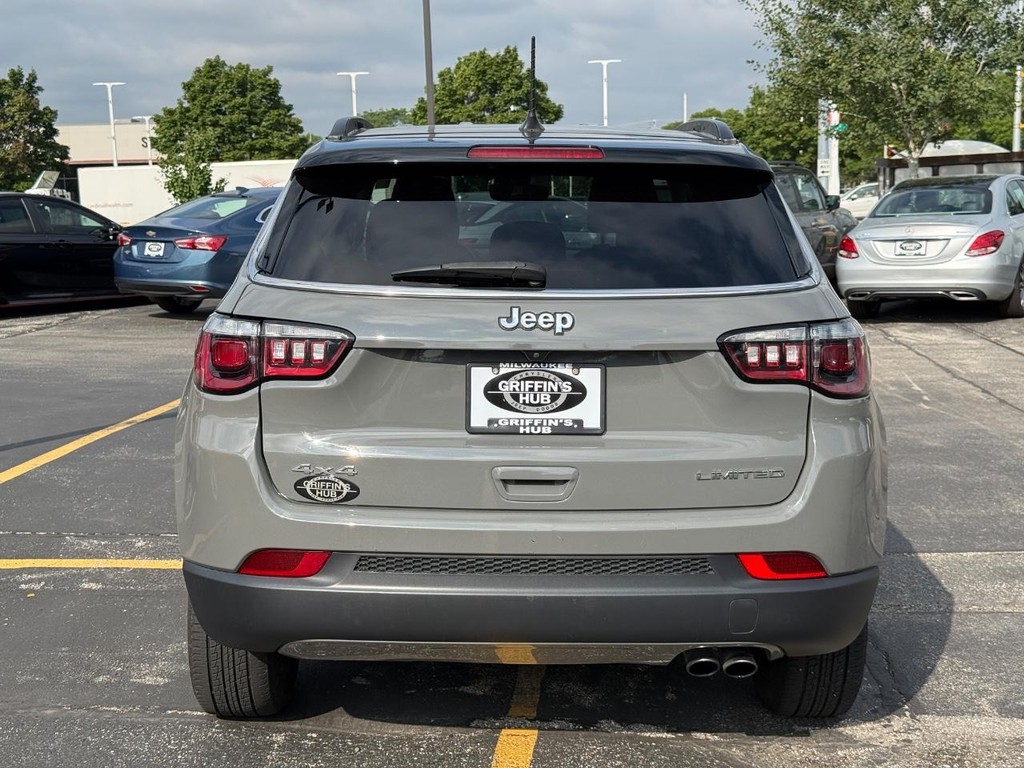 Jeep Compass Vehicle Full-screen Gallery Image 04