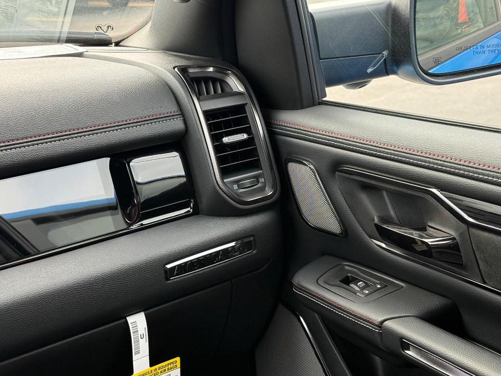 Ram 1500 Vehicle Full-screen Gallery Image 11