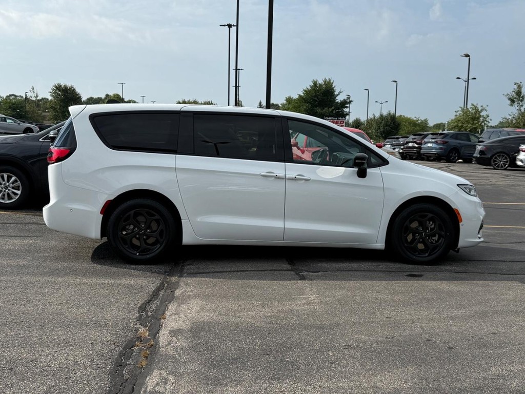 Chrysler Pacifica Vehicle Full-screen Gallery Image 02