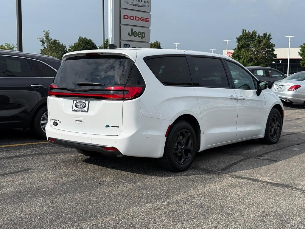 Chrysler Pacifica Vehicle Full-screen Gallery Image 03