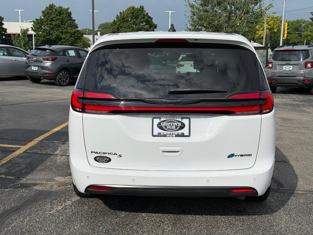 Chrysler Pacifica Vehicle Full-screen Gallery Image 04
