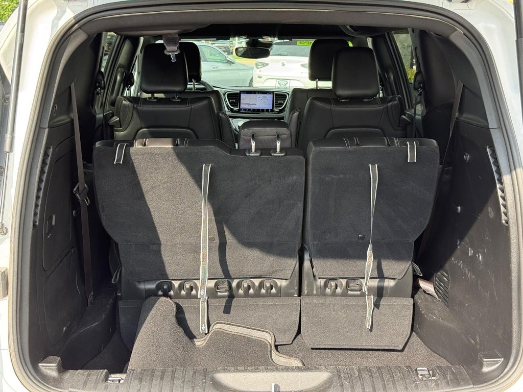Chrysler Pacifica Vehicle Full-screen Gallery Image 05