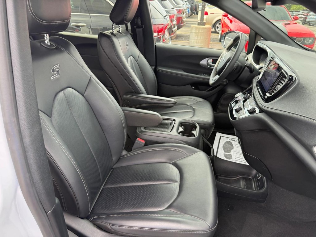 Chrysler Pacifica Vehicle Full-screen Gallery Image 06