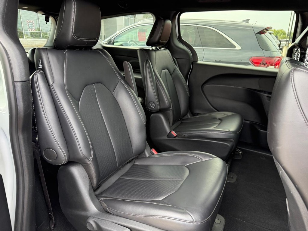 Chrysler Pacifica Vehicle Full-screen Gallery Image 07