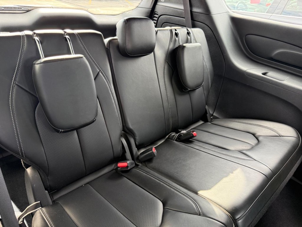 Chrysler Pacifica Vehicle Full-screen Gallery Image 08