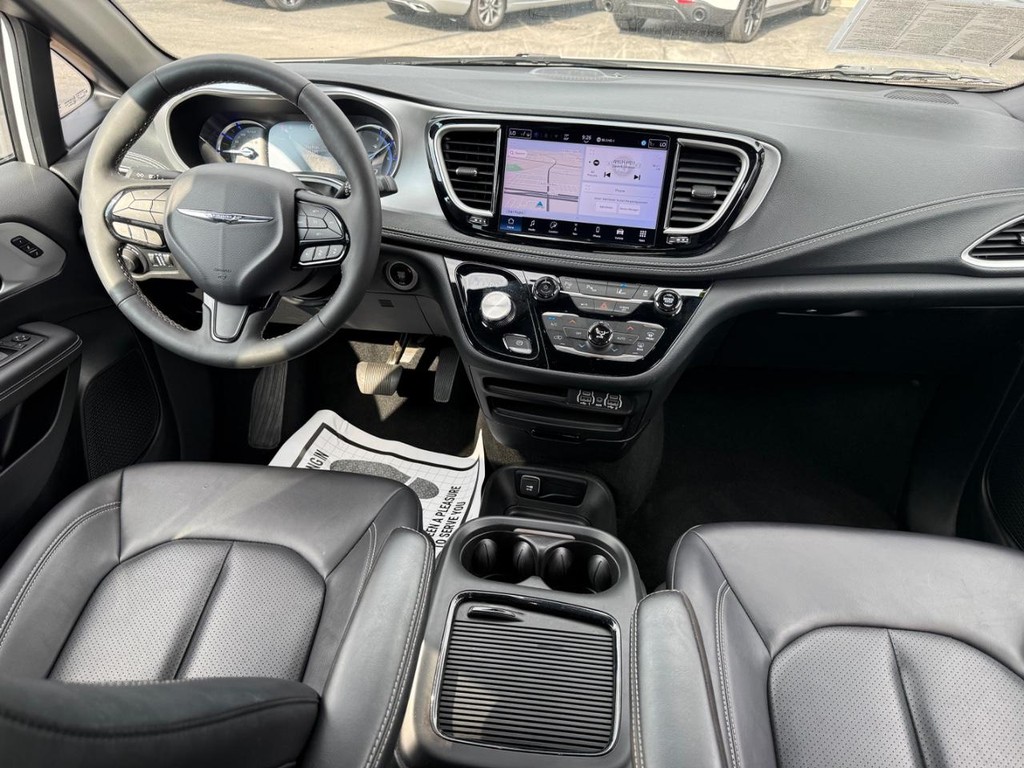 Chrysler Pacifica Vehicle Full-screen Gallery Image 09