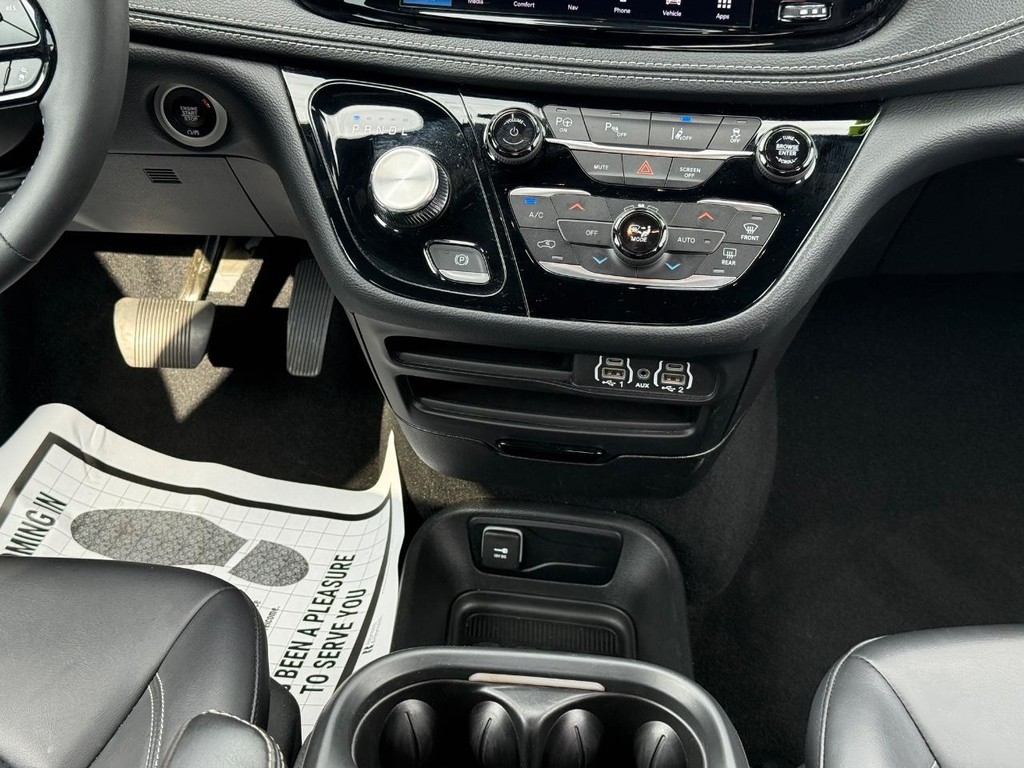 Chrysler Pacifica Vehicle Full-screen Gallery Image 11