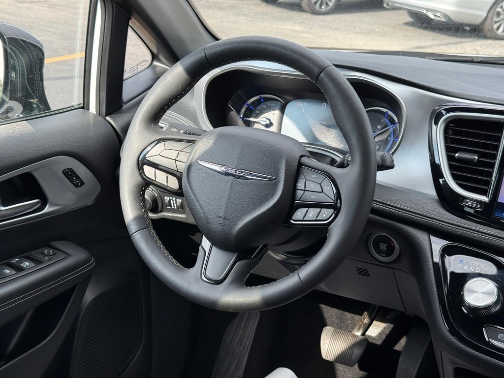 Chrysler Pacifica Vehicle Full-screen Gallery Image 12