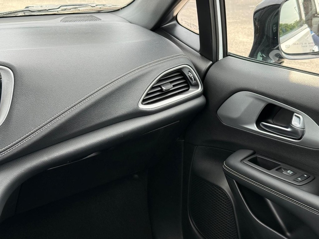 Chrysler Pacifica Vehicle Full-screen Gallery Image 13