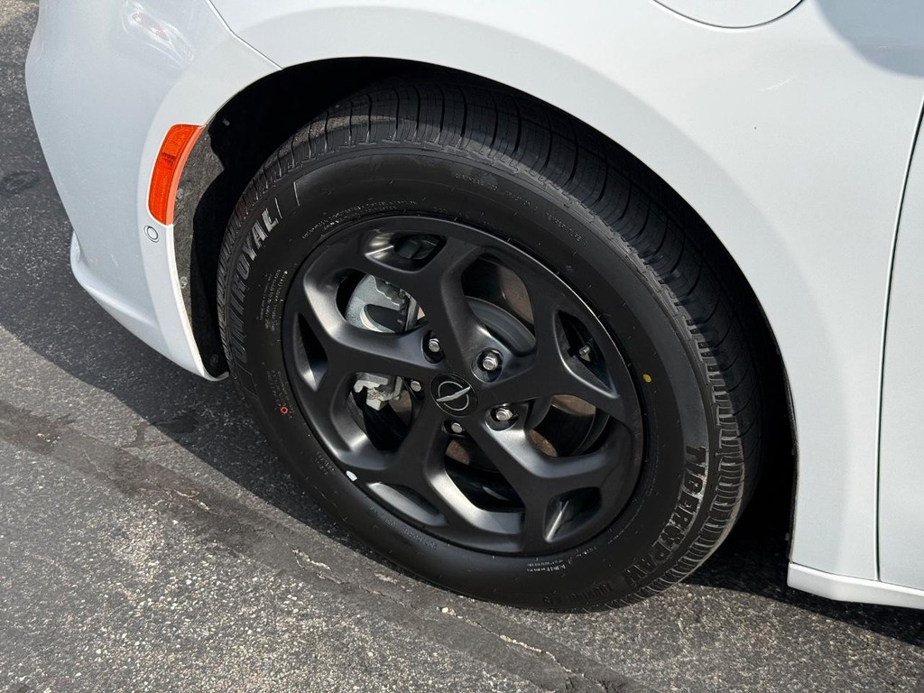 Chrysler Pacifica Vehicle Full-screen Gallery Image 14