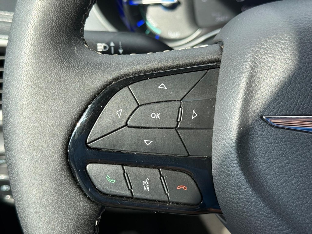 Chrysler Pacifica Vehicle Full-screen Gallery Image 15