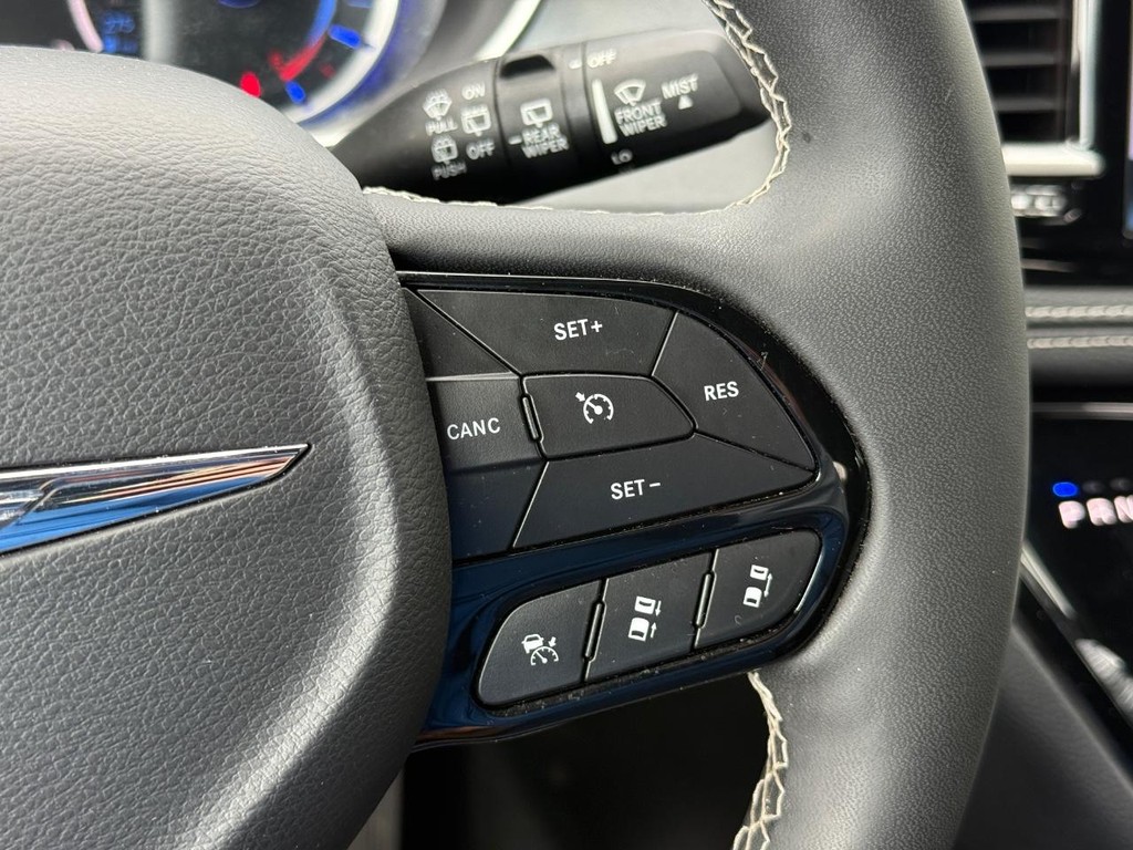 Chrysler Pacifica Vehicle Full-screen Gallery Image 16