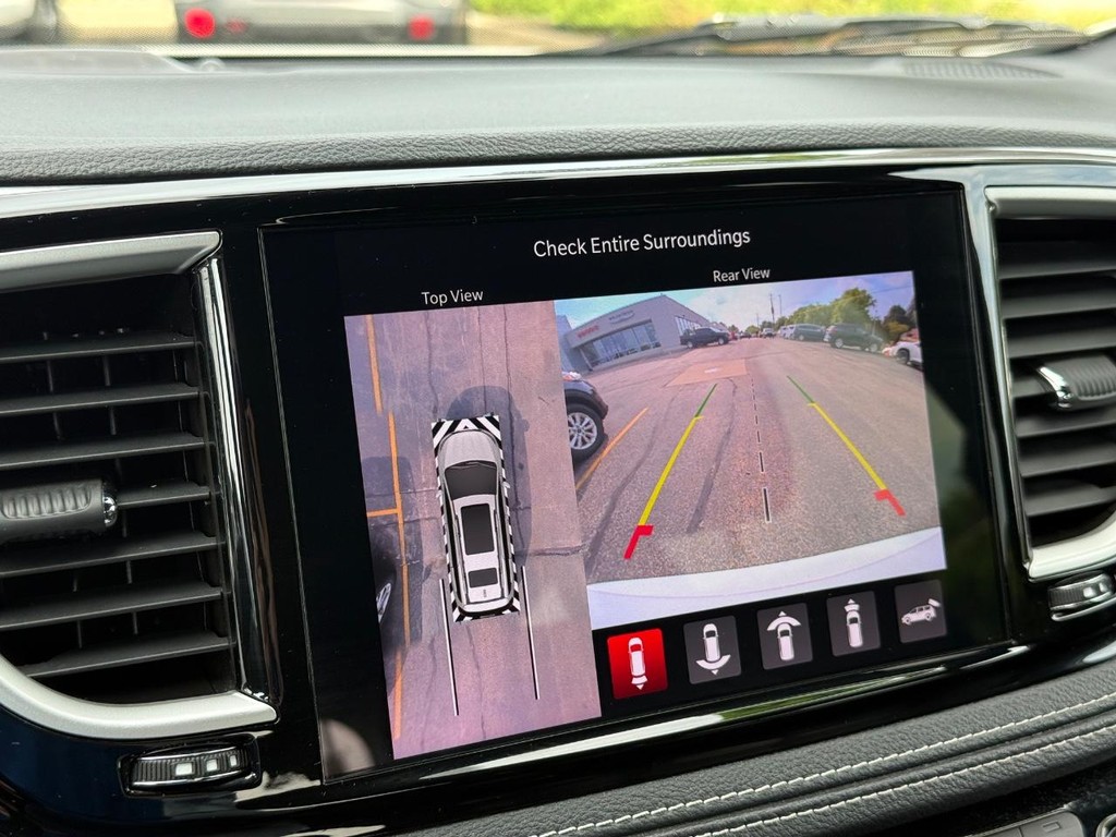 Chrysler Pacifica Vehicle Full-screen Gallery Image 18