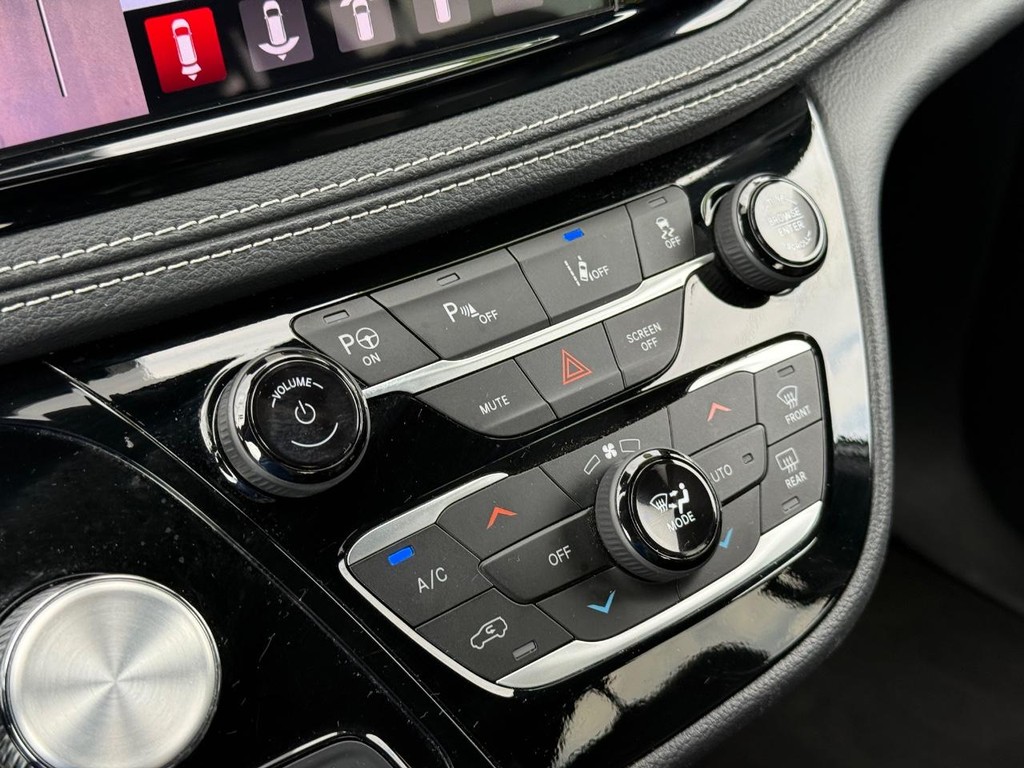 Chrysler Pacifica Vehicle Full-screen Gallery Image 19