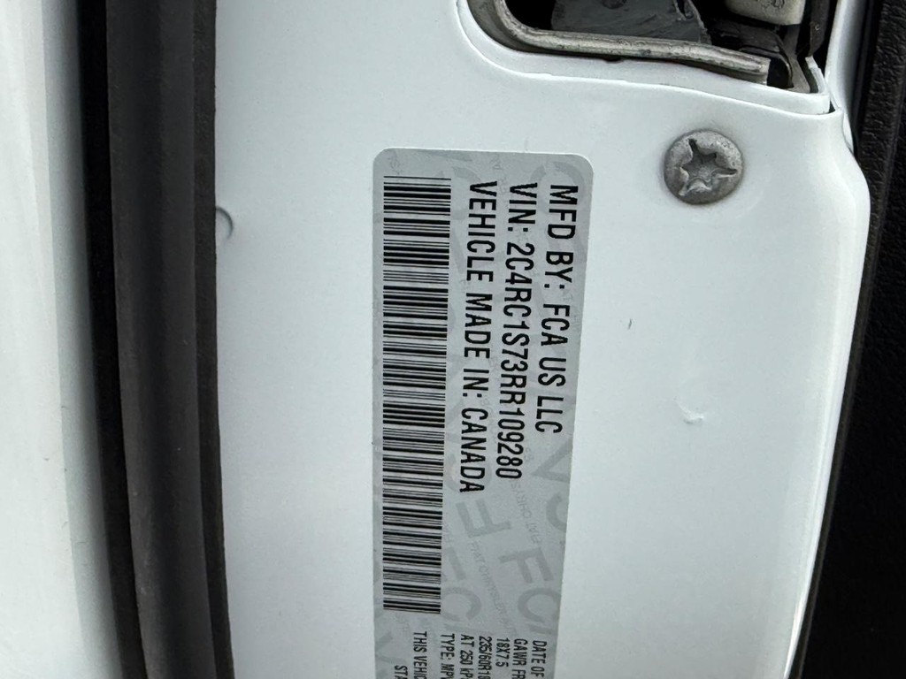 Chrysler Pacifica Vehicle Full-screen Gallery Image 22