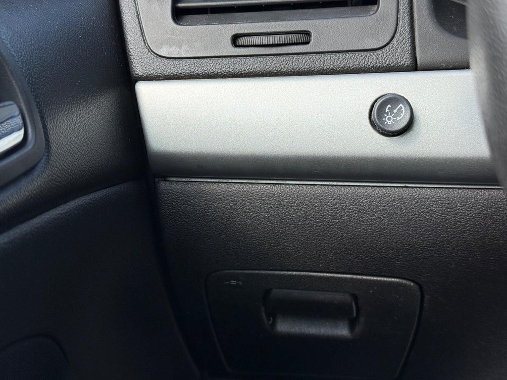 Chevrolet Cobalt Vehicle Full-screen Gallery Image 18