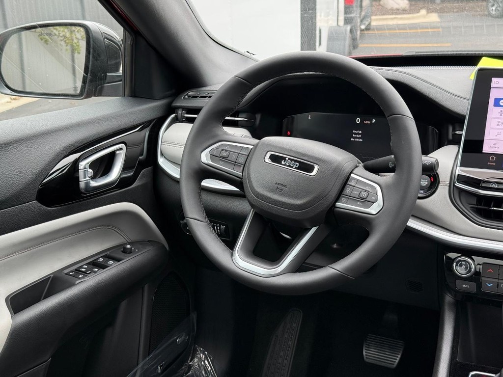 Jeep Compass Vehicle Full-screen Gallery Image 10