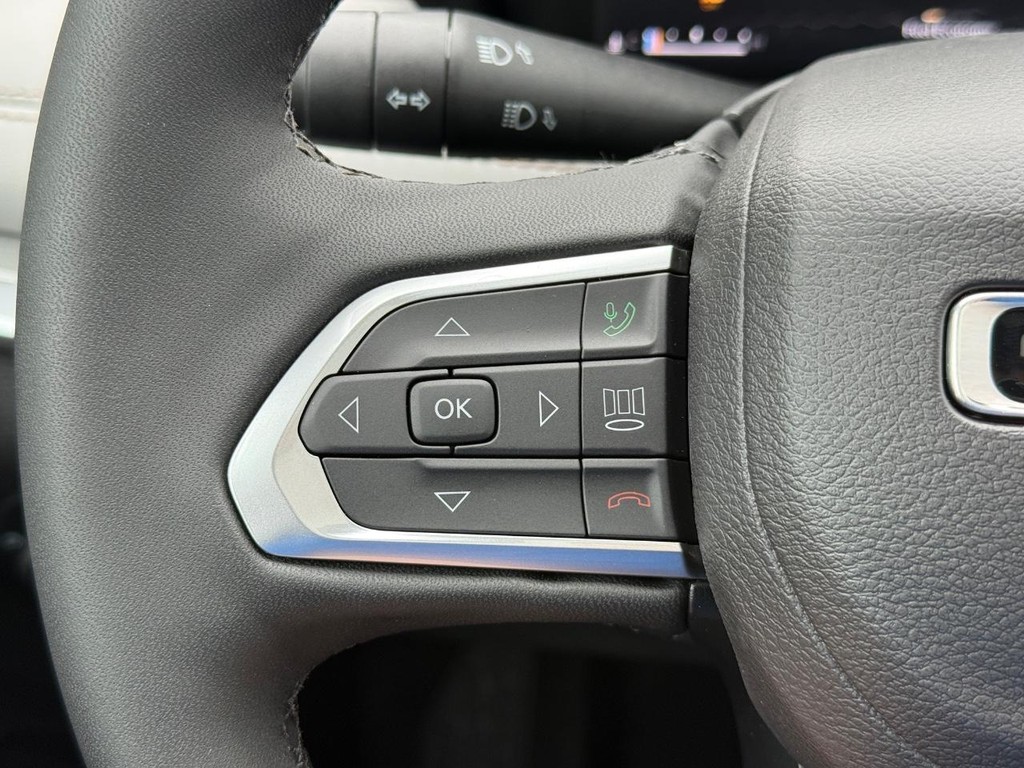 Jeep Compass Vehicle Full-screen Gallery Image 13