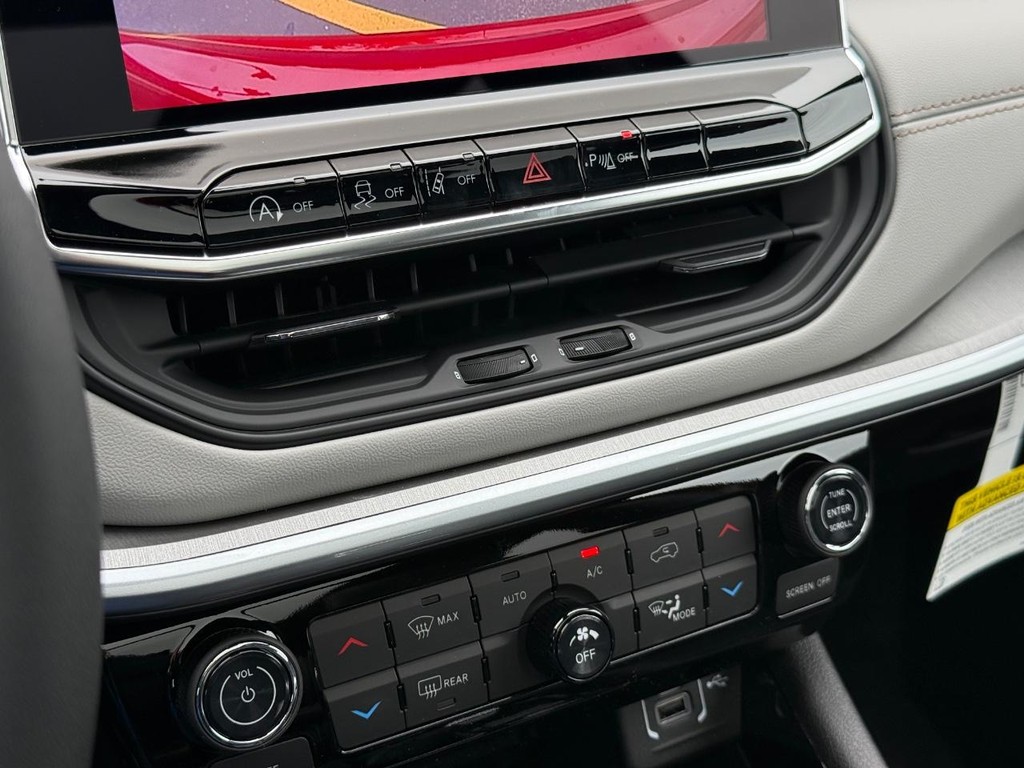 Jeep Compass Vehicle Full-screen Gallery Image 17