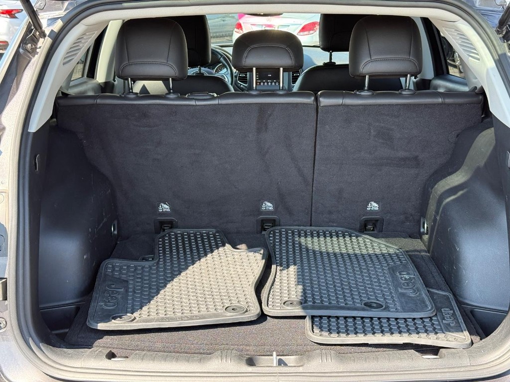 Jeep Compass Vehicle Full-screen Gallery Image 05