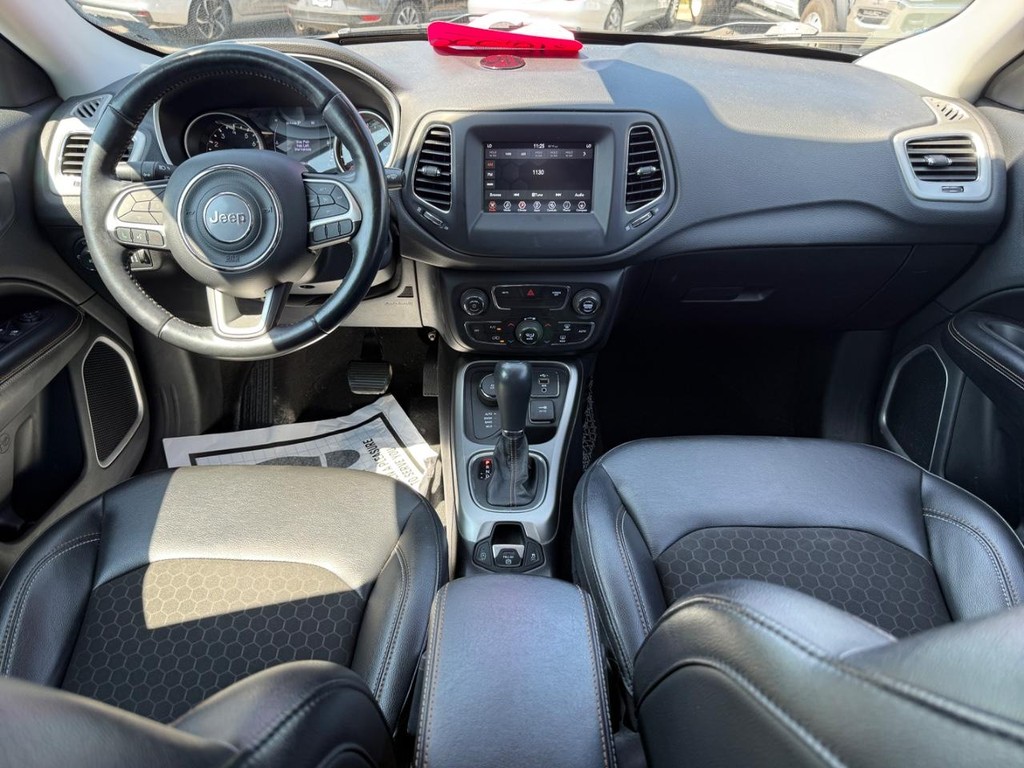 Jeep Compass Vehicle Full-screen Gallery Image 08