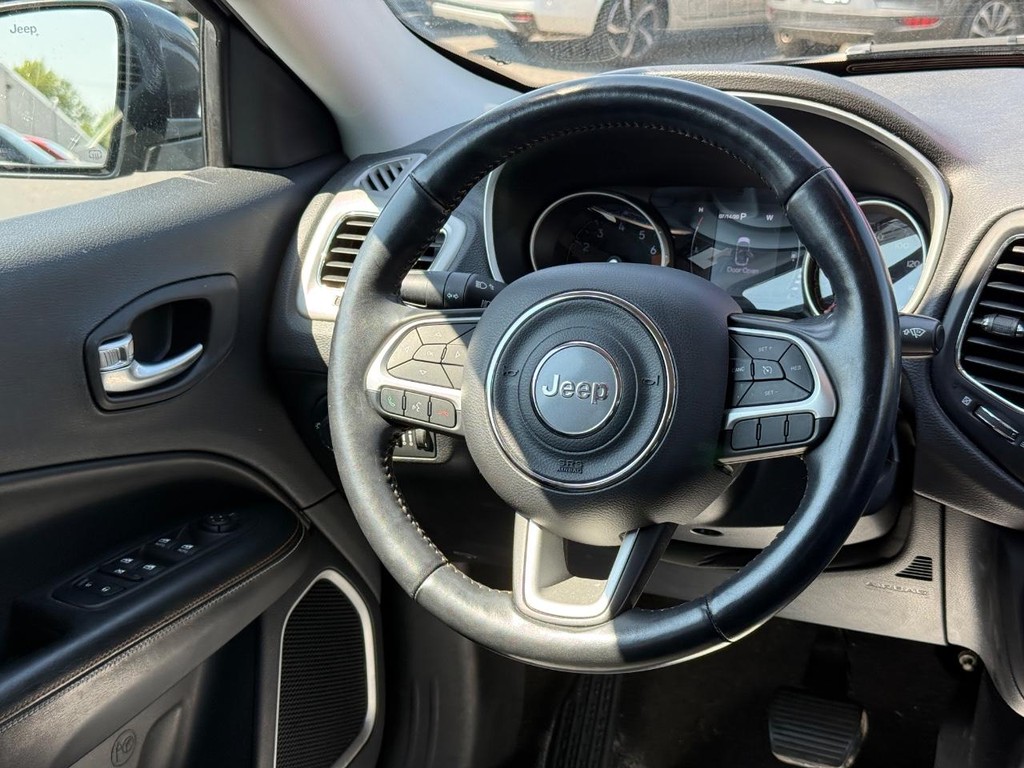 Jeep Compass Vehicle Full-screen Gallery Image 11