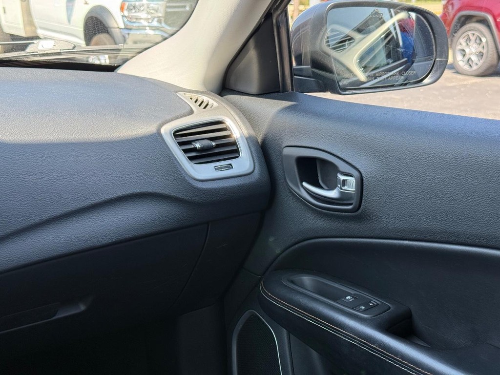 Jeep Compass Vehicle Full-screen Gallery Image 12