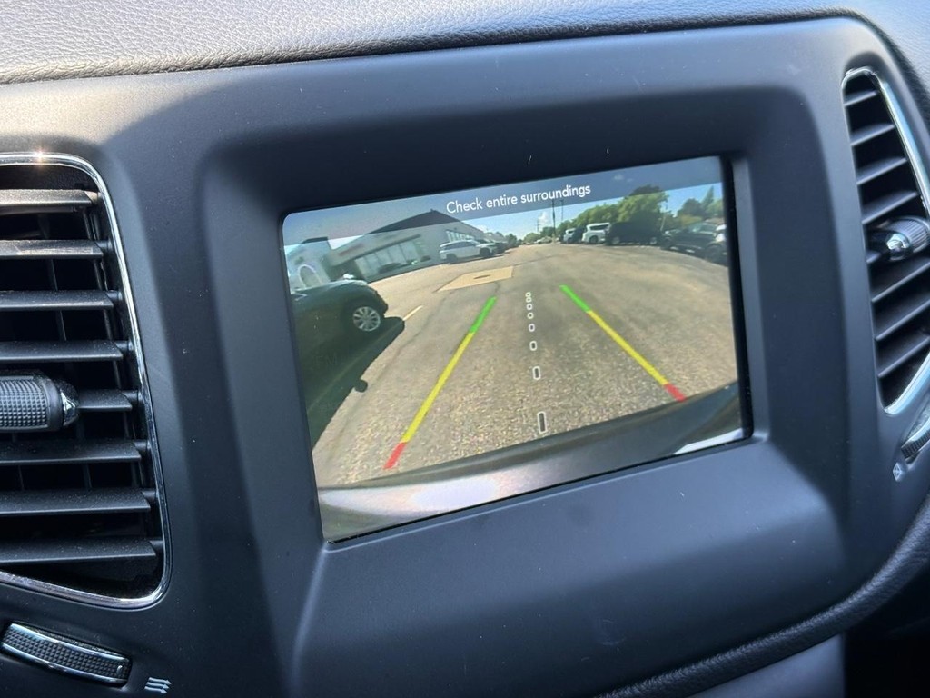 Jeep Compass Vehicle Full-screen Gallery Image 17