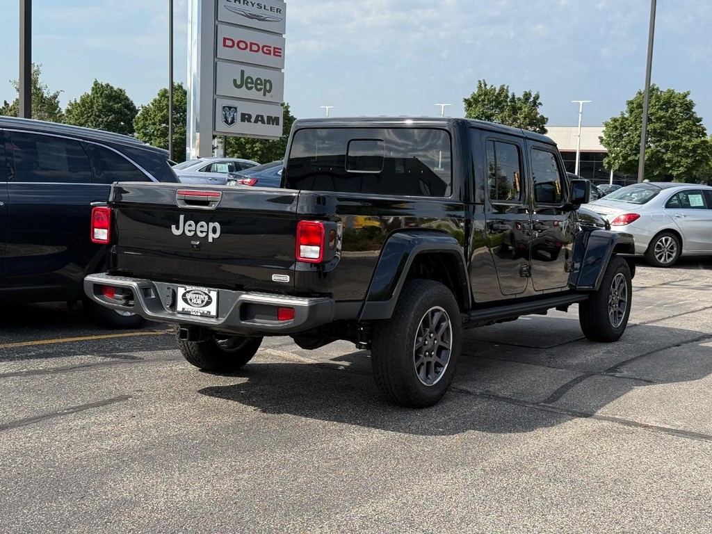 Jeep Gladiator Vehicle Full-screen Gallery Image 03