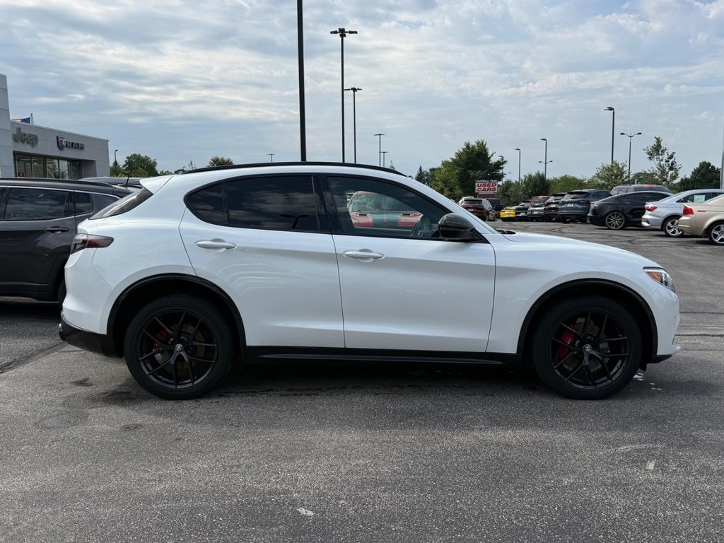Alfa Romeo Stelvio Vehicle Full-screen Gallery Image 02